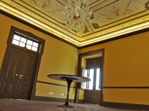 O Salão Nobre da Casa da Cultura manteve elementos anteriores à restauração, como o fresco pintado no tecto.